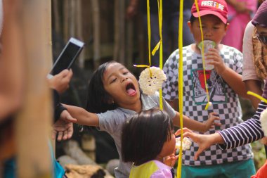 Sukabumi, Batı Java, Endonezya - 19 Ağustos 2021: Endonezyalı bir grup çocuk Endonezya Bağımsızlık Günü sırasında 
