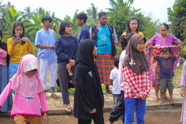 2021年8月19日 印度尼西亚西爪哇 苏加布米 一群印尼人聚集在印尼独立日的后院观看家人玩印尼的传统游戏 — 图库照片