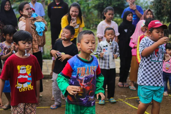 Sukabumi Jawa Zachodnia Indonezja Sierpnia 2021 Grupa Szczęśliwych Indonezyjskich Dzieci — Zdjęcie stockowe