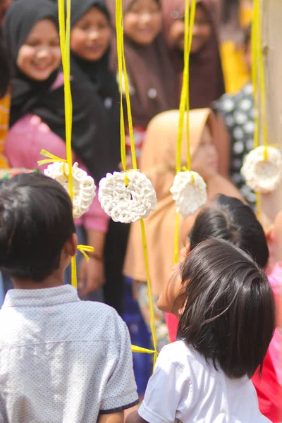 Sukabumi, Batı Java, Endonezya - 19 Ağustos 2021: Endonezyalı bir grup çocuk Endonezya Bağımsızlık Günü sırasında 