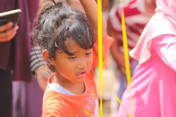 Sukabumi, Batı Java, Endonezya - 19 Ağustos 2021: Endonezyalı bir grup çocuk Endonezya Bağımsızlık Günü sırasında 