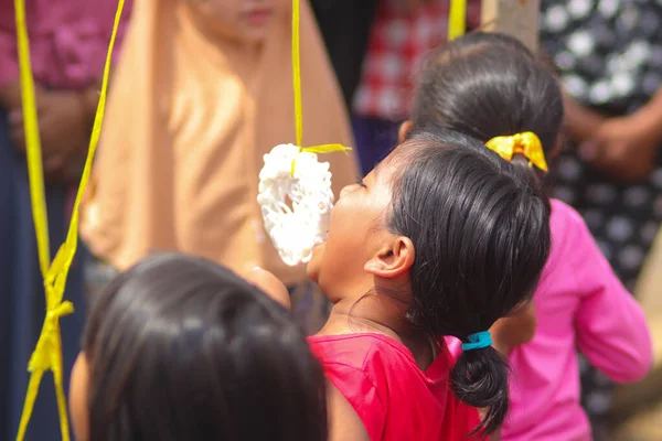 Sukabumi, Batı Java, Endonezya - 19 Ağustos 2021: Endonezyalı bir grup çocuk Endonezya Bağımsızlık Günü sırasında 