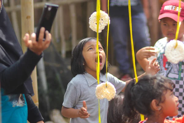 Sukabumi, Batı Java, Endonezya - 19 Ağustos 2021: Endonezyalı bir grup çocuk Endonezya Bağımsızlık Günü sırasında 