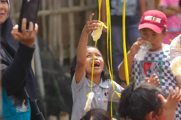 Sukabumi, Batı Java, Endonezya - 19 Ağustos 2021: Endonezyalı bir grup çocuk Endonezya Bağımsızlık Günü sırasında 