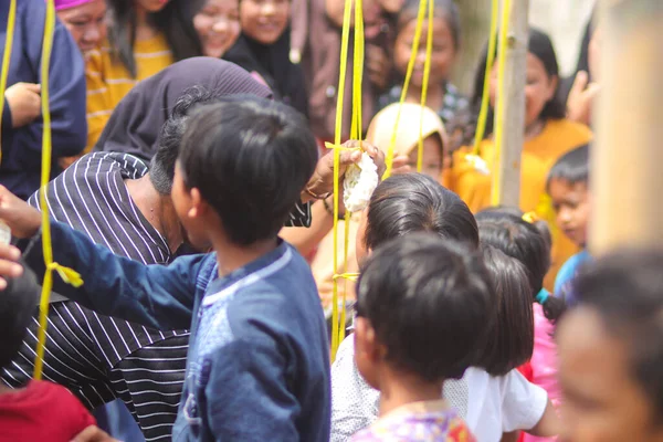 2021年8月19日 印度尼西亚西爪哇 Sukabumi 一群印尼儿童在印度尼西亚独立日期间玩传统游戏 Balap Makan Kerupuk Crackers Eating Race — 图库照片