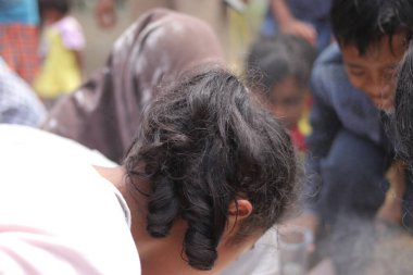 Sukabumi, Batı Java, Endonezya - 19 Ağustos 2021: Endonezyalı bir grup çocuk, Endonezya 'nın bağımsızlık gününde Nyiru adlı yiyecek konteynerinden para almak için yarışıyor.