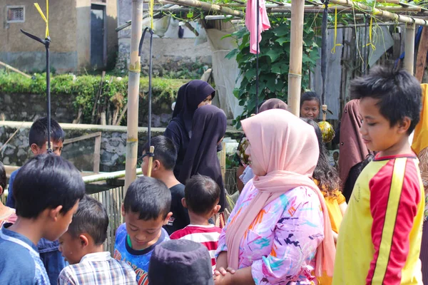 2021年8月19日インドネシア 西ジャワ州スカブミ インドネシアの子供たちは インドネシア独立記念日に Sigitと呼ばれる伝統的なゲームをしたり 醤油で覆われたオレンジの果物からコインを取っています — ストック写真