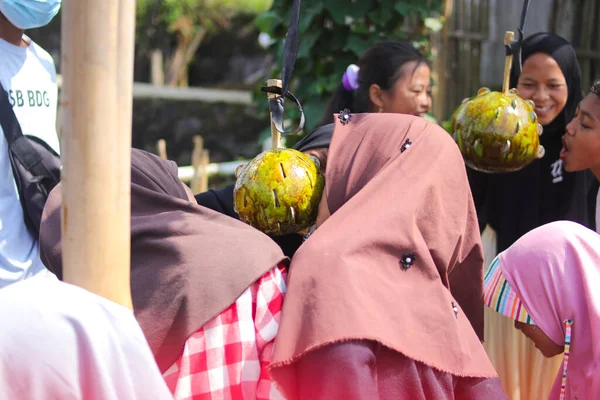 Sukabumi Jawa Zachodnia Indonezja Sierpnia 2021 Indonezyjskie Dzieci Grają Tradycyjne — Zdjęcie stockowe