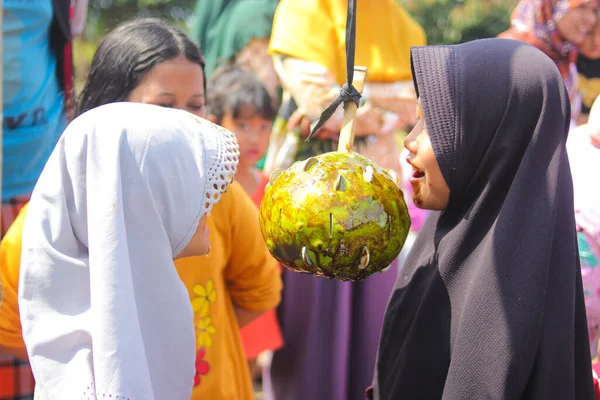 2021年8月19日 印度尼西亚西爪哇 苏加布米 印度尼西亚独立日期间 印尼孩子们正在玩一种叫做Sigit的传统游戏 或者从覆满酱油的橙子里拿硬币 — 图库照片