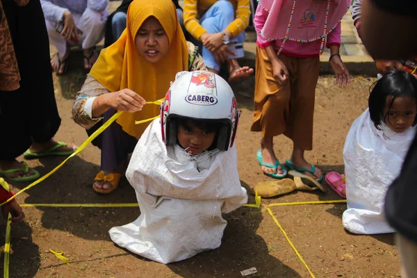 2021年8月19日 印度尼西亚西爪哇 苏加布米 一群戴着头盔的印尼儿童在印度尼西亚独立日参加了名为 Balap Karung Sack Race 的传统比赛 — 图库照片