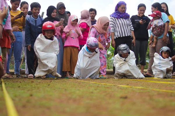 2021年8月19日 印度尼西亚西爪哇 苏加布米 一群戴着头盔的印尼儿童在印度尼西亚独立日参加了名为 Balap Karung Sack Race 的传统比赛 — 图库照片