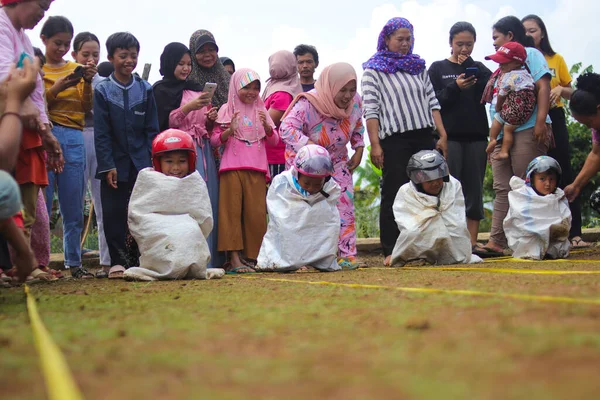 スカブミ 西ジャワ州 インドネシア 2021年8月19日 ヘルメットを持つインドネシアの子供たちのグループは インドネシア独立記念日中にバラップカルンまたはサックレースと呼ばれるインドネシアの伝統的なゲームを競い合っています — ストック写真