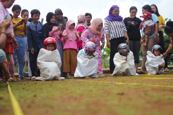 Sukabumi West Java Indonezja Sierpnia 2021 Grupa Indonezyjskich Dzieci Kasku — Zdjęcie stockowe