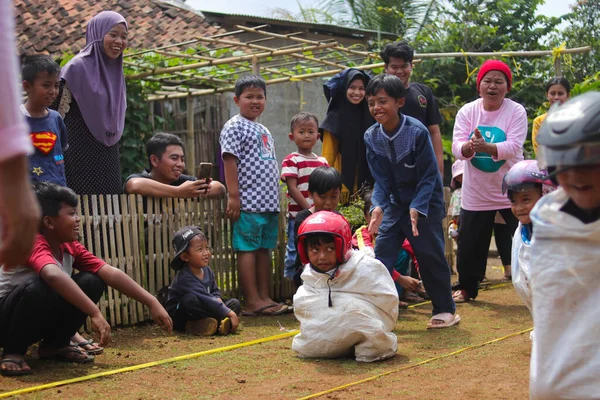 수카부미 웨스트 인도네시아 인도네시아 어린이 인도네시아 기념일에 투구를 인도네시아 경기인 — 스톡 사진