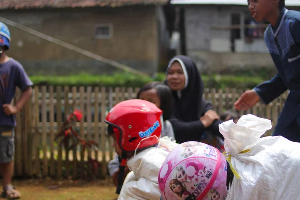수카부미 웨스트 인도네시아 인도네시아 어린이 인도네시아 기념일에 투구를 인도네시아 경기인 — 스톡 사진