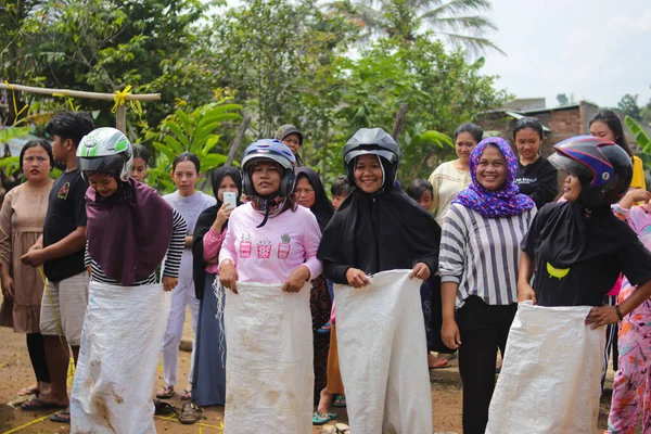 Sukabumi West Java Indonezja Sierpnia 2021 Grupa Indonezyjskich Kobiet Kasku — Zdjęcie stockowe