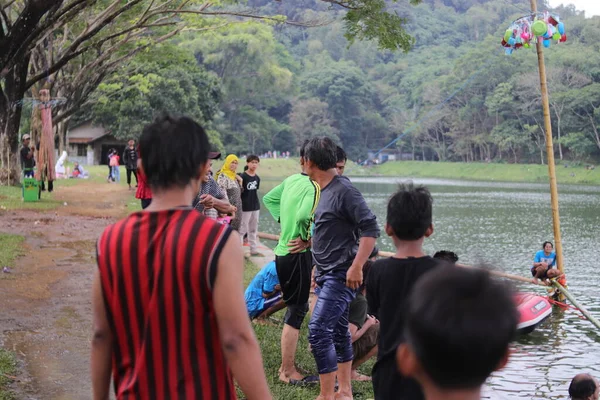 수카부미 인도네시아 인도네시아 수카부미 바투카 호수에서 인도네시아 기념일을 기념하기 양동이를 — 스톡 사진