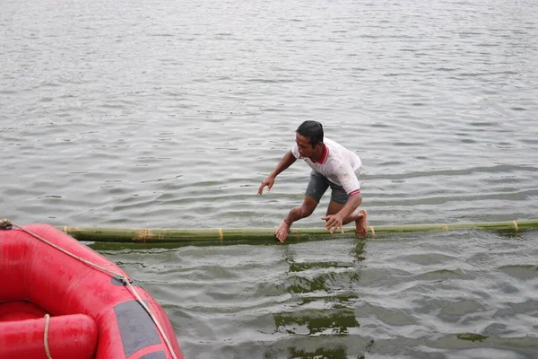 Sukabumi Java Occidental Indonesia Agosto 2021 Hombre Indonesio Cae Agua —  Fotos de Stock