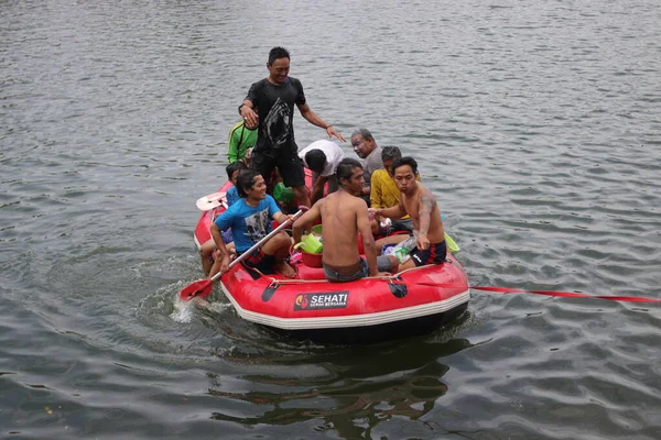 Sukabumi Java Occidental Indonesia Agosto 2021 Grupo Indonesios Está Bote — Foto de Stock