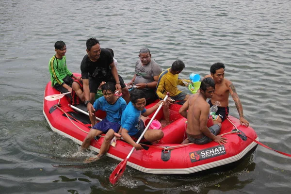 수카부미 인도네시아 인도네시아의 인도네시아 사람들 고무배를 있는데 일부는 속으로 떨어진 — 스톡 사진