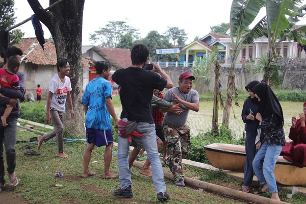 Sukabumi Jawa Zachodnia Indonezja Sierpnia 2021 Grupa Ekscytujących Indonezyjczyków Obsypała — Zdjęcie stockowe