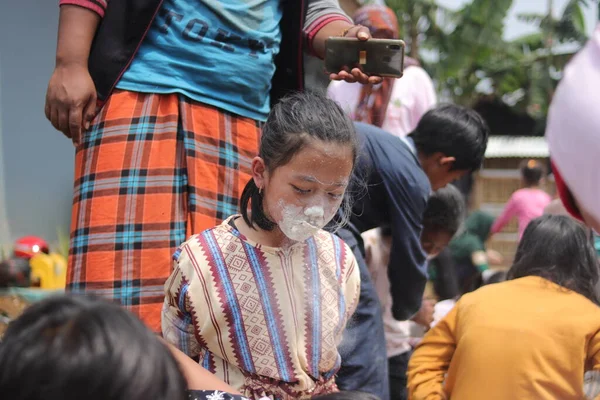 2021年8月19日インドネシア西ジャワ州スカブミ インドネシア独立記念日にニャルと呼ばれる食品容器からコインを取るために競合しながら かわいいインドネシアの女の子の顔は小麦でいっぱいです — ストック写真