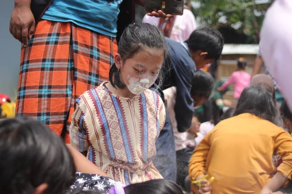 2021年8月19日インドネシア西ジャワ州スカブミ インドネシア独立記念日にニャルと呼ばれる食品容器からコインを取るために競合しながら かわいいインドネシアの女の子の顔は小麦でいっぱいです — ストック写真