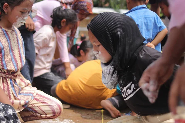 2021年8月19日 印度尼西亚西爪哇 苏加布米 印尼独立日 一个可爱的印尼女孩在从一个名叫Nyiru的食品容器里抢硬币时 满脸都是小麦 — 图库照片