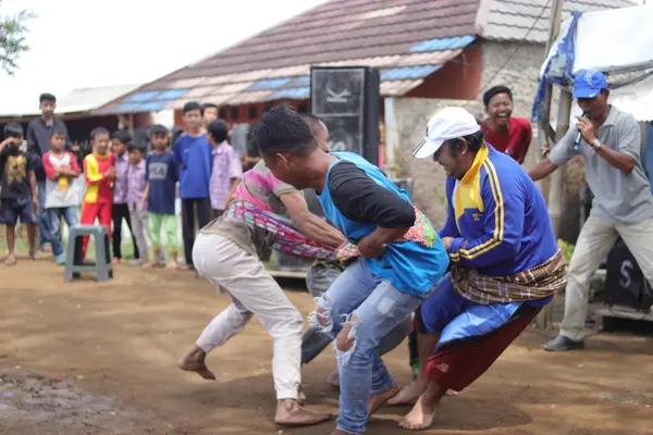 2021年8月22日インドネシア 西ジャワ州スカブミ インドネシア独立記念日に 伝統的なゲーム タリク サロン タリク サルン でサロンを使って結ばれたインドネシア人のグループ — ストック写真