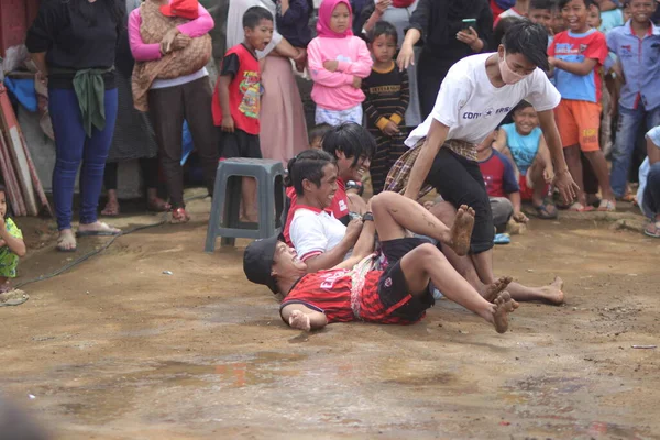 2021年8月22日インドネシア 西ジャワ州スカブミ インドネシア独立記念日に 伝統的なゲーム タリク サロン タリク サルン でサロンを使って結ばれたインドネシア人のグループ — ストック写真