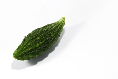 Taze Bitter kavunu (Momordica charantia, acı kabak, acı kabak) beyaz arka planda izole edilmiş elde