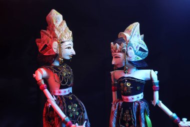 Rama ve Shinta 'dan bir çift Wayang Golek, siyah arka planda iki parlaklığa sahip. Wayang Golek, Batı Java, Endonezya 'dan gelen geleneksel Sundan kukla sanatlarından biridir..