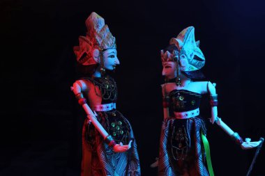 Rama ve Shinta 'dan bir çift Wayang Golek, siyah arka planda iki parlaklığa sahip. Wayang Golek, Batı Java, Endonezya 'dan gelen geleneksel Sundan kukla sanatlarından biridir..