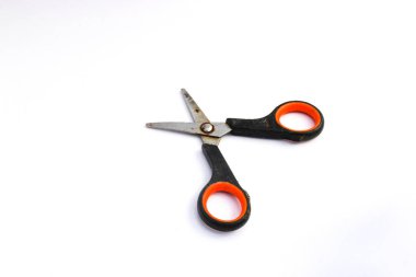 Beyaz arkaplanda izole edilmiş siyah turuncu makas kullanıldı
