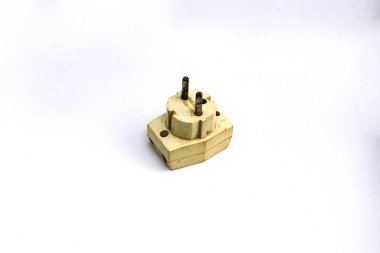 Beyaz arkaplanda izole edilmiş tek kullanımlık priz.