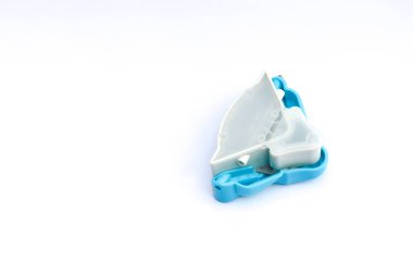 Kağıt kesmek için mavi ve beyaz köşeli kesiciler. Beyaz arkaplanda izole.