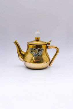 Beyaz arka planda izole edilmiş antika çaydanlık. Stok fotoğrafı