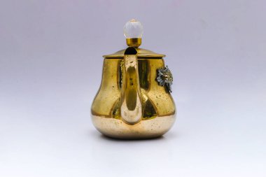 Beyaz arka planda izole edilmiş antika çaydanlık. Stok fotoğrafı