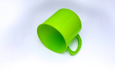 Beyaz arka plan üzerinde izole yeşil plastik kupa