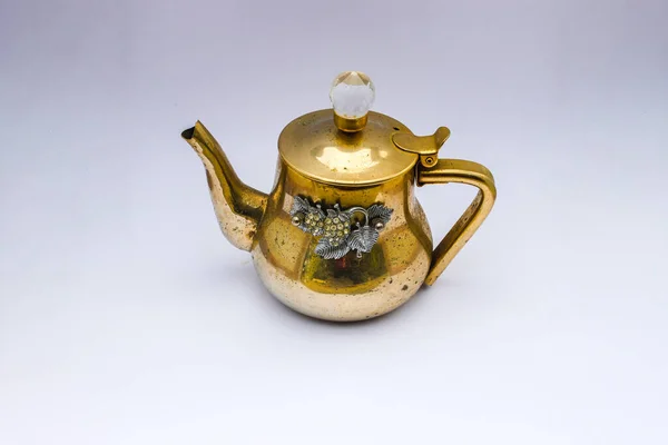 Античний Чайник Ізольований Білому Тлі Стокова Фотографія — стокове фото