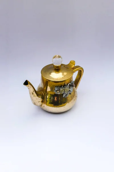 Античний Чайник Ізольований Білому Тлі Стокова Фотографія — стокове фото