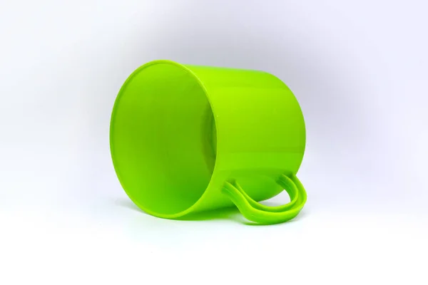 Зеленая Пластиковая Кружка Изолированы Белом Фоне — стоковое фото