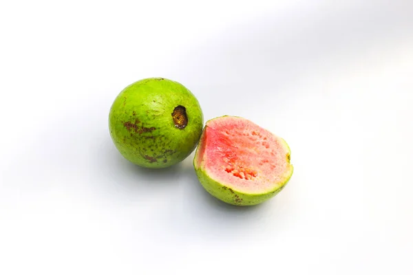 Verse Guava Geïsoleerd Witte Achtergrond — Stockfoto