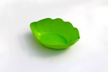 Beyaz arkaplanda izole edilmiş yeşil plastik kase