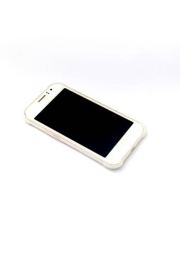 Beyaz arka planda siyah ekranlı beyaz cep telefonu.