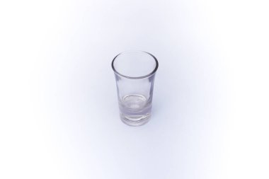 Beyaz arkaplanda izole edilmiş boş uzo bardağı