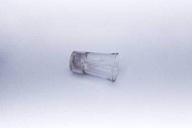 Beyaz arkaplanda izole edilmiş boş uzo bardağı