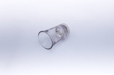 Beyaz arkaplanda izole edilmiş boş uzo bardağı