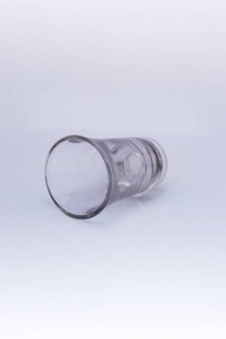 Beyaz arkaplanda izole edilmiş boş uzo bardağı