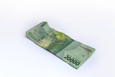 Kirli ve yıpranmış Endonezya Rupiah parası IDR 20.000 beyaz arka planda izole edilmiş